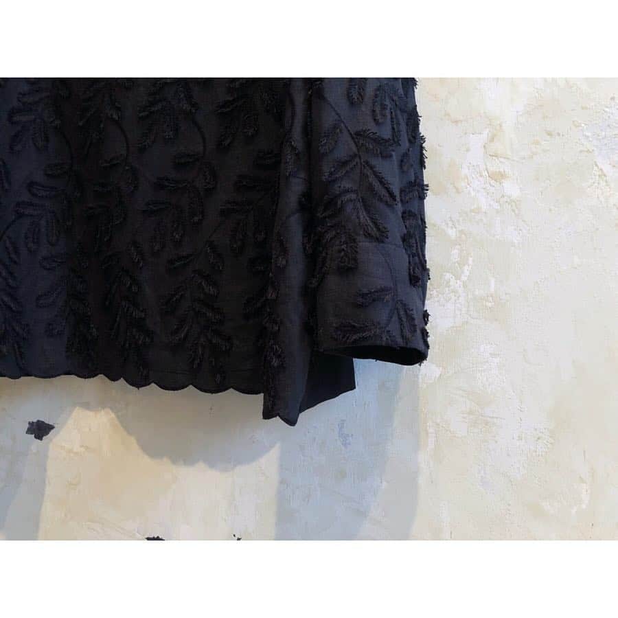 BEARDSLEY offcial instagramさんのインスタグラム写真 - (BEARDSLEY offcial instagramInstagram)「ON OFFどちらも頼れる blouse。 . blouse ¥20,000+TAX BEARDSLEY . . #beardsley #2019ss #blouse #embroidery #leaf #ビアズリー #春夏 #ブラウス #刺繍 #葉 #お出かけ #お仕事 #普段着」4月11日 13時06分 - beardsley.pr