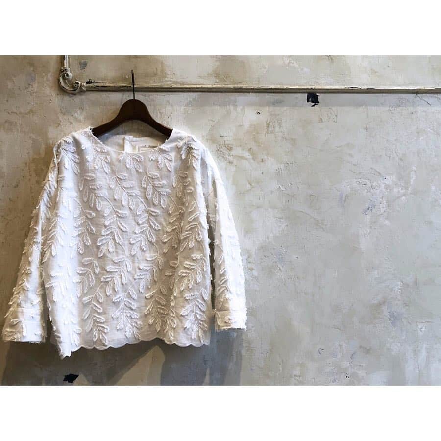 BEARDSLEY offcial instagramさんのインスタグラム写真 - (BEARDSLEY offcial instagramInstagram)「ON OFFどちらも頼れる blouse。 . blouse ¥20,000+TAX BEARDSLEY . . #beardsley #2019ss #blouse #embroidery #leaf #ビアズリー #春夏 #ブラウス #刺繍 #葉 #お出かけ #お仕事 #普段着」4月11日 13時06分 - beardsley.pr