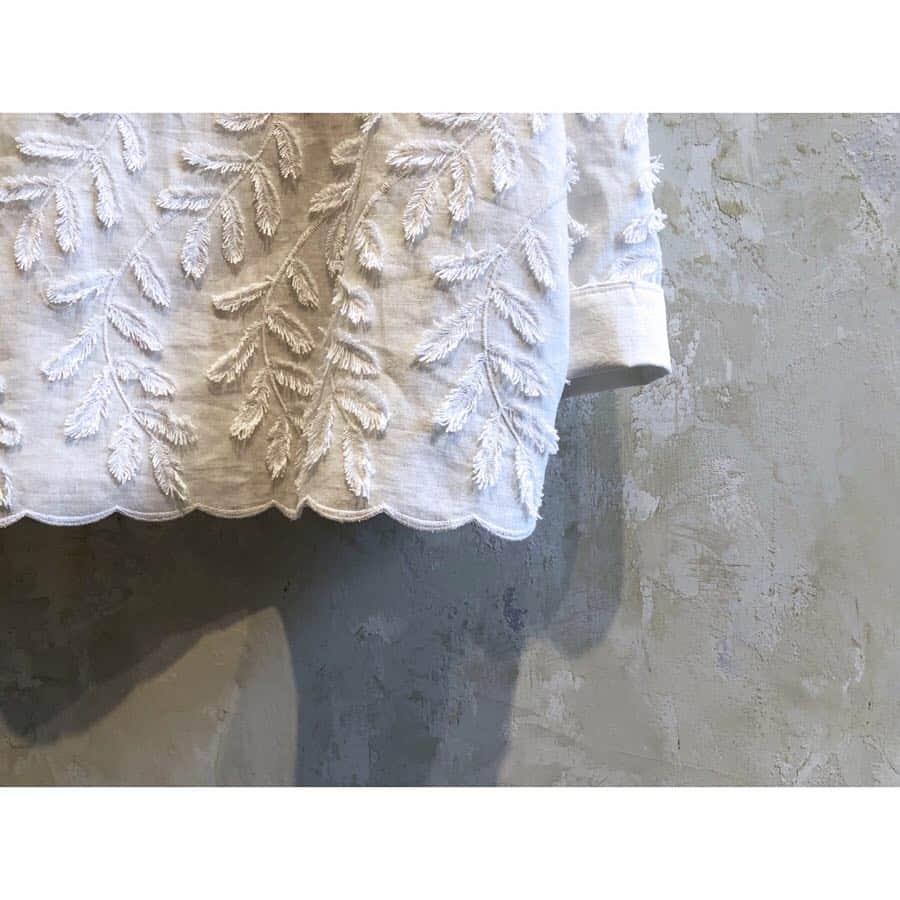 BEARDSLEY offcial instagramさんのインスタグラム写真 - (BEARDSLEY offcial instagramInstagram)「ON OFFどちらも頼れる blouse。 . blouse ¥20,000+TAX BEARDSLEY . . #beardsley #2019ss #blouse #embroidery #leaf #ビアズリー #春夏 #ブラウス #刺繍 #葉 #お出かけ #お仕事 #普段着」4月11日 13時06分 - beardsley.pr