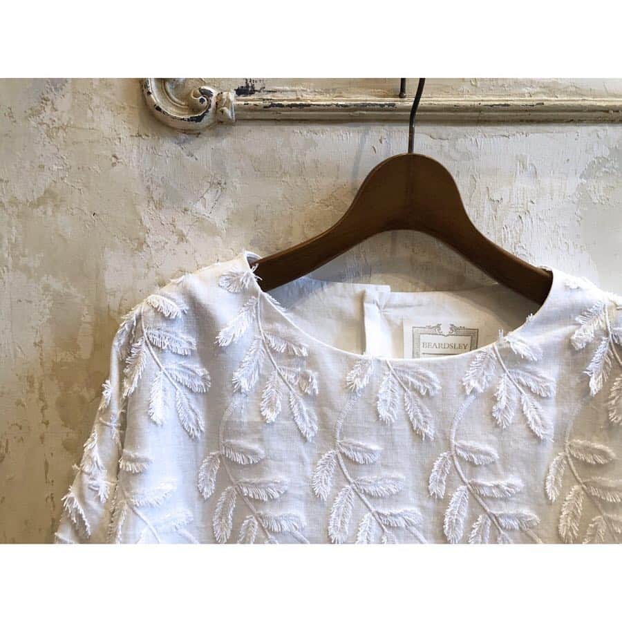 BEARDSLEY offcial instagramさんのインスタグラム写真 - (BEARDSLEY offcial instagramInstagram)「ON OFFどちらも頼れる blouse。 . blouse ¥20,000+TAX BEARDSLEY . . #beardsley #2019ss #blouse #embroidery #leaf #ビアズリー #春夏 #ブラウス #刺繍 #葉 #お出かけ #お仕事 #普段着」4月11日 13時06分 - beardsley.pr
