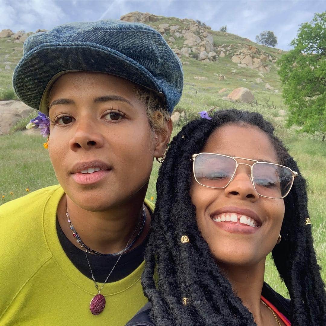 ケリスのインスタグラム：「Sisters don’t need words - we have our own eye rolls, sighs, winks, laughs and screams! ❤️ #nationalsiblingday #sistersister #bestfriend #loveya #wecute」