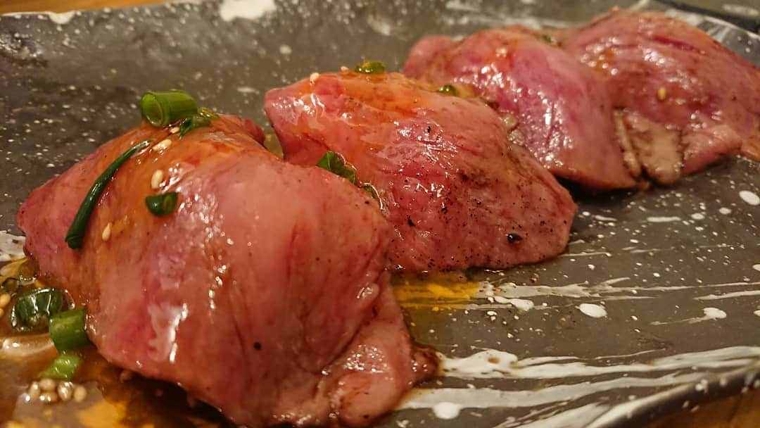 大沢文也さんのインスタグラム写真 - (大沢文也Instagram)「この間は久々に浅草にある『やいち』に行って来ました😃肉寿司ウマかったぁーッ👌  #肉寿司 #寿司 #sushi #肉料理 #肉好き #肉好きな人と繋がりたい #肉しか信じない #浅草」4月11日 13時10分 - fumifumi_k1