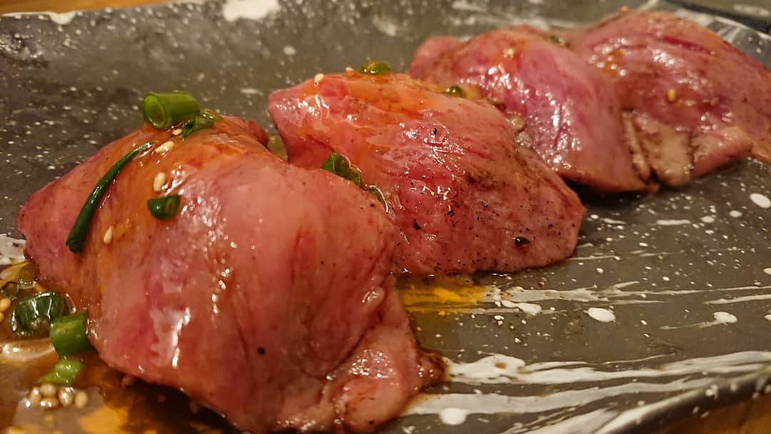大沢文也のインスタグラム：「この間は久々に浅草にある『やいち』に行って来ました😃肉寿司ウマかったぁーッ👌  #肉寿司 #寿司 #sushi #肉料理 #肉好き #肉好きな人と繋がりたい #肉しか信じない #浅草」