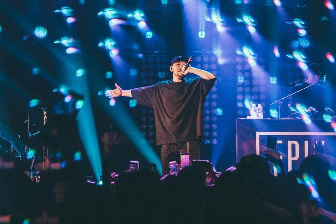 ミスラ・ジン さんのインスタグラム写真 - (ミスラ・ジン Instagram)「Philadelphia 🙏 🙏 🙏 📸 by @Bobo.xxndigo tour management: @enmgmt tickets at epikhigh.com #epikhigh2019tour」4月11日 13時14分 - realmithrajin