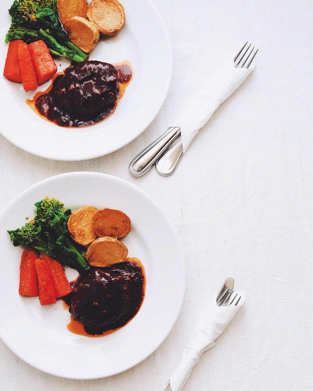 樋口正樹さんのインスタグラム写真 - (樋口正樹Instagram)「Hamburg steak . お昼のハンバーグ。 合挽肉と玉ねぎの シンプルな手捏ね。 にんじん、菜の花、 ポテトの付け合せ。 . . . #ハンバーグ #ハンバーグランチ #お昼ごはん #サタルニアチボリ #Hamburgsteak」4月11日 13時25分 - higuccini