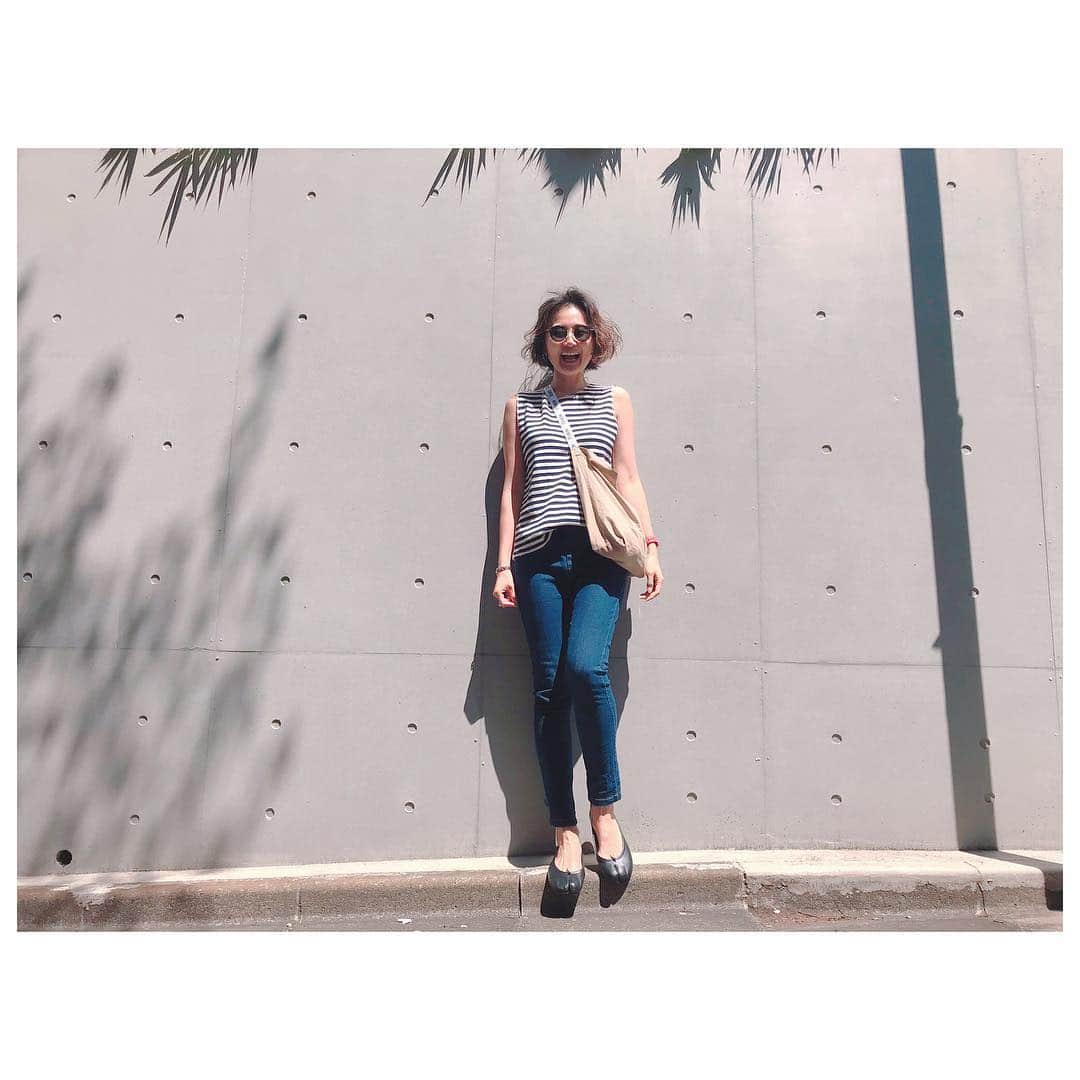 のインスタグラム：「もう寒波は勘弁🙅🏽‍♀️ 早く夏になって欲しーい🌞 最近ボーダー熱復活。 リラックスタンクシリーズのワッフルバージョン入荷しております。 夏はほぼタンク生活。 個人的に定番の白、黒に加え、ボーダーも2色買いしたよ✌️ デニムレギンスも発売からずっと人気でインディゴサイズ0のみの在庫となりました。 タンクと合わせてぜひチェックしてみてください♡ ＃fashion #style #ootd #outfits #herfee2019ss #herfee #oldceline #maisonmargiela」