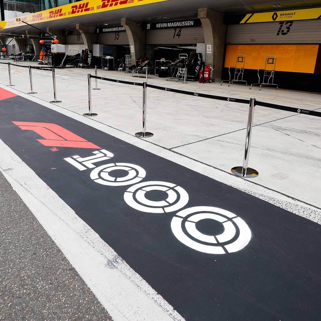 F1さんのインスタグラム写真 - (F1Instagram)「Psst... Have we mentioned it's #Race1000 yet? 😜 We thought we'd do a little bit of redecorating for the occasion! 🎨 . #F1 #Formula1 #ChineseGP #Shanghai」4月11日 13時21分 - f1