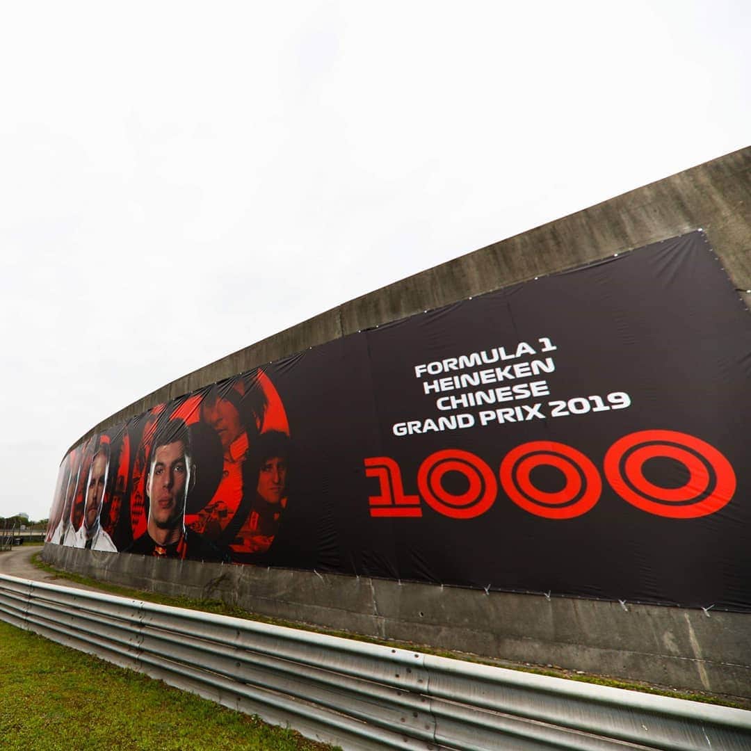 F1さんのインスタグラム写真 - (F1Instagram)「Psst... Have we mentioned it's #Race1000 yet? 😜 We thought we'd do a little bit of redecorating for the occasion! 🎨 . #F1 #Formula1 #ChineseGP #Shanghai」4月11日 13時21分 - f1