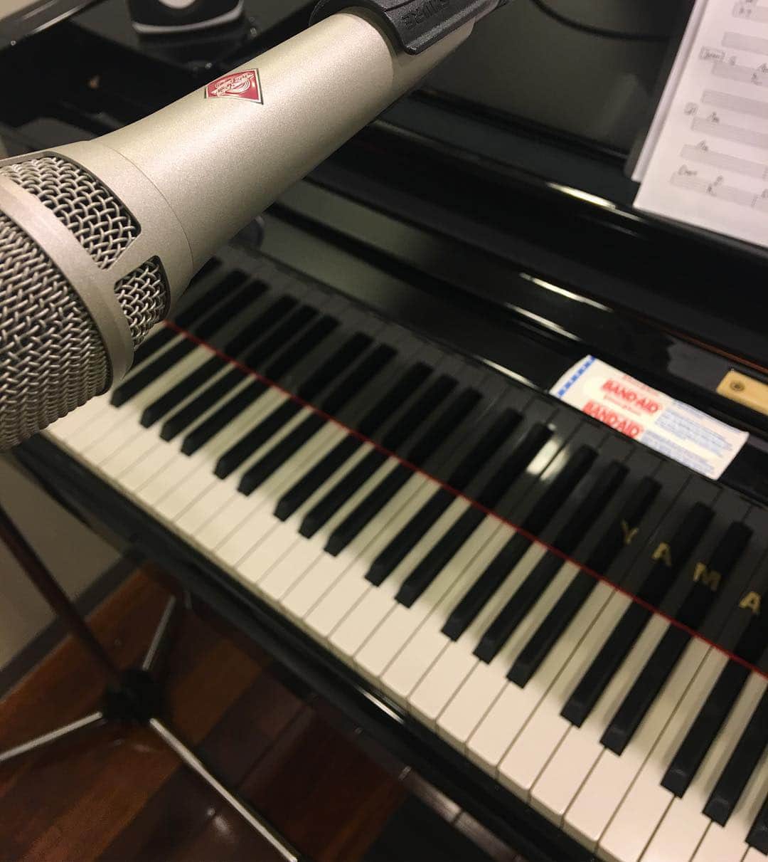 谷本貴義さんのインスタグラム写真 - (谷本貴義Instagram)「ピアノとマイクと絆創膏。 #heartfield」4月11日 13時24分 - tanimoto_tak