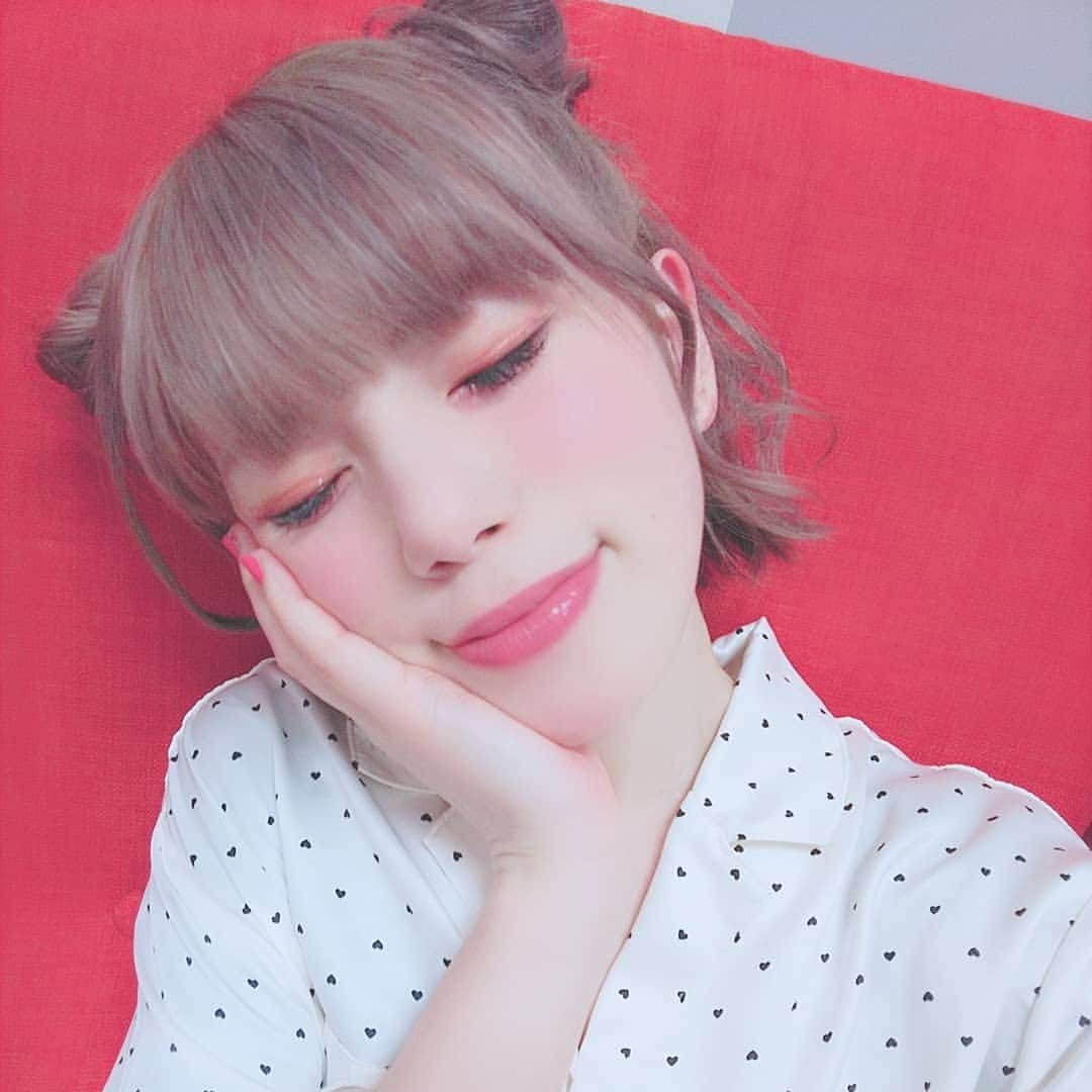 Machicoさんのインスタグラム写真 - (MachicoInstagram)「おだんごふわふわついん👧 ヘアメイクさんにやってもらった🍡 かわいいルームウェア大好き💤 まちこは甘めが好きだよ🌈 #Machico #レクニャン #おだんごヘア」4月11日 13時24分 - machico_3s25