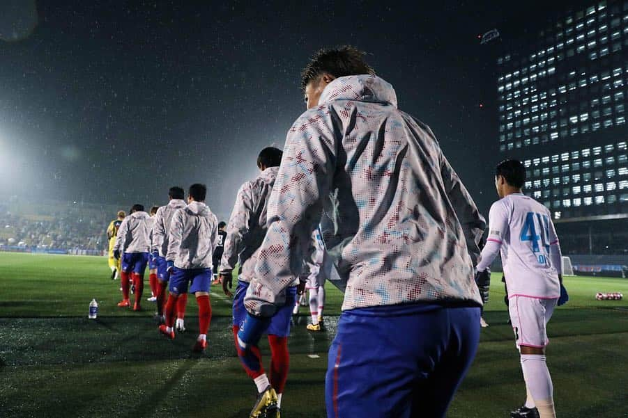 太田宏介さんのインスタグラム写真 - (太田宏介Instagram)「『ルヴァン杯 鳥栖戦』 昨日は大雨で極寒の中、沢山の応援ありがとうございました！ 日本ラグビーの聖地“秩父宮ラグビー場”は独特な雰囲気のある、素晴らしいスタジアムでした！ 5枚目は6年前に慶悟とのラグビー観戦での📸 週末も頑張ろう！ #秩父宮ラグビー場  #fctokyo  #太田宏介」4月11日 13時24分 - kosuke_ota_official