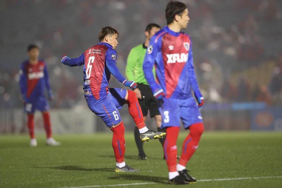 太田宏介さんのインスタグラム写真 - (太田宏介Instagram)「『ルヴァン杯 鳥栖戦』 昨日は大雨で極寒の中、沢山の応援ありがとうございました！ 日本ラグビーの聖地“秩父宮ラグビー場”は独特な雰囲気のある、素晴らしいスタジアムでした！ 5枚目は6年前に慶悟とのラグビー観戦での📸 週末も頑張ろう！ #秩父宮ラグビー場  #fctokyo  #太田宏介」4月11日 13時24分 - kosuke_ota_official