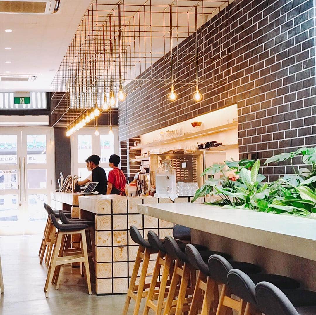 畑田亜希さんのインスタグラム写真 - (畑田亜希Instagram)「Kawaii cafe in Singapore 🇸🇬 ・ 🍧白くまくん🐻そんな目で見ないで〜🥺🙈 ・ シロップかけるの下手過ぎる😂 ・ シンガポールcafe巡り☕️ ・ #2019 #sg #baristacoffe #whitebear #shaveice #kawaiicafe」4月11日 13時28分 - akihatada