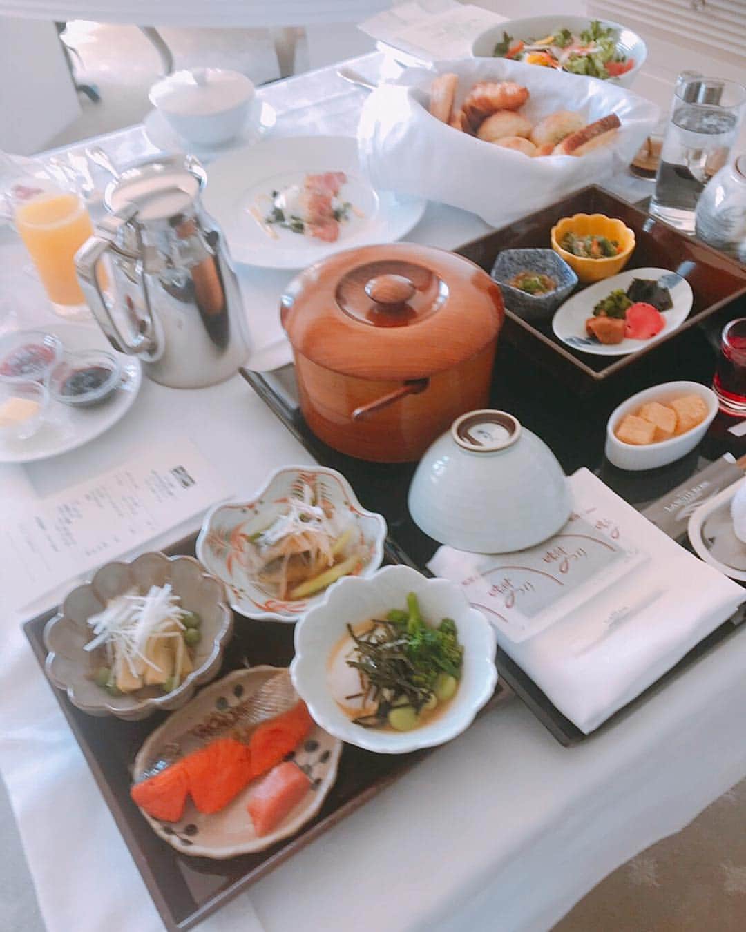 キャシー中島さんのインスタグラム写真 - (キャシー中島Instagram)「*﻿ 神戸の朝です。﻿ いいお天気☀️﻿ ﻿ ラ・スウィート神戸の朝食は﻿ 日本一に美味しいと思っています。﻿ 本当に美味しいのよ！﻿ これを食べるために泊まりに来る人もいるようです。﻿ ﻿ ﻿ さてとこれから﻿ キルトサロンでレッスンです。﻿ 途中にお茶の時間があります。﻿ 毎回違うケーキが出ます🍰﻿ これもお楽しみの１つです！😋」4月11日 13時35分 - official_kathynakajima