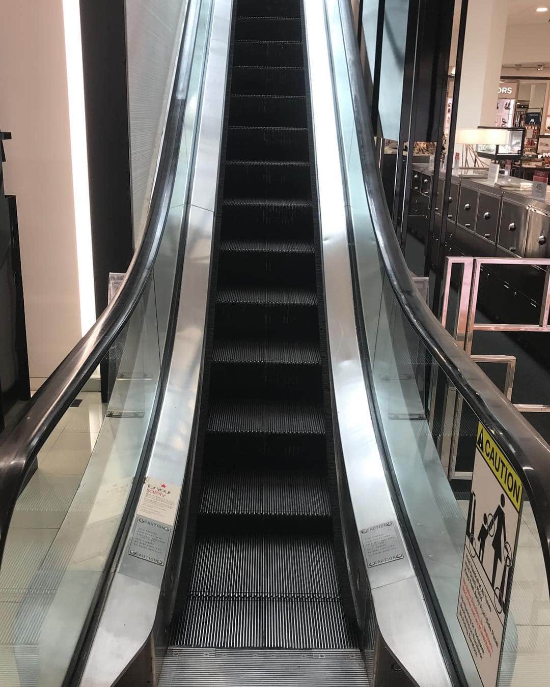 ストーン・コールド・スティーブ・オースチンのインスタグラム：「This escalator was not broken. It just became stairs.. #MH」