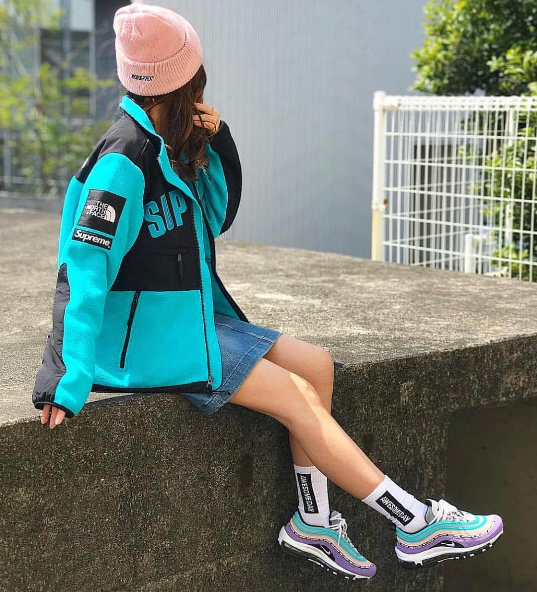 STREAKのインスタグラム：「. #streak_gallery. . . @chaaa3766さんの  #supreme#supremethf#thenorceface#airmax を取り入れた一枚📷✨ . _______________________________________________________ ▽Tops:supreme×TNF Jacket _______________________________________________________ "フォロワー限定企画" #streak_gallery  @streak_official . 上記2件をタグ付けしてpostすると貴方のpostが紹介されるかも!?☺️ 奮ってご応募ください😝 フォロワー限定となりますので、フォローの方もよろしくお願いします🙇🙇 _______________________________________________________ . #supreme#yeezy#apparel#ootd#nike#LA#assc#424#vlone#antisocialsocialclub#streak#ストリーク#ストリートファッション#ロサンゼルス#コラボ#ストリート女子#ストリート男子#シュプリーム女子#海外ファッション＃ジャパスニ _______________________________________________________」