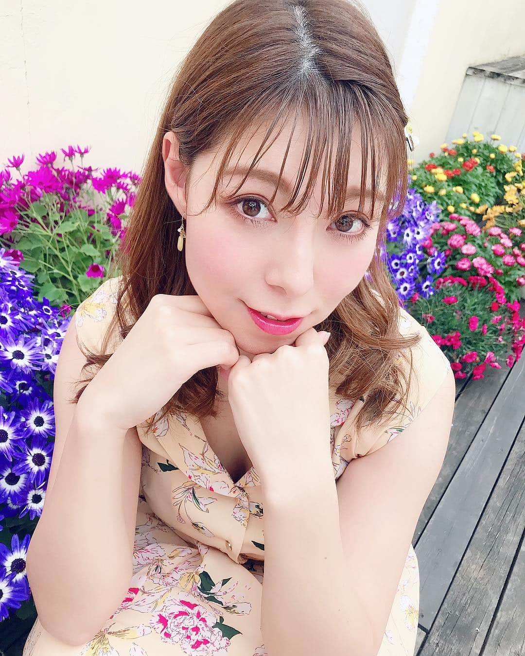 西村ケリーさんのインスタグラム写真 - (西村ケリーInstagram)「🌸🌼🌺🌻 #花 #カラフル #花のある暮らし #シースルーバング #シースルー前髪 #ヘアメイク #裸眼メイク #春ワンピース #黄色 #ワンピース #👗 #🌸 #🌼 #春服 #spring #springday #springfashion #flower #flower_beauties_ #floweroftheday #beauty #peruvians #peruana #japanesegirl #봄 #패션」4月11日 13時41分 - kellynishimura8