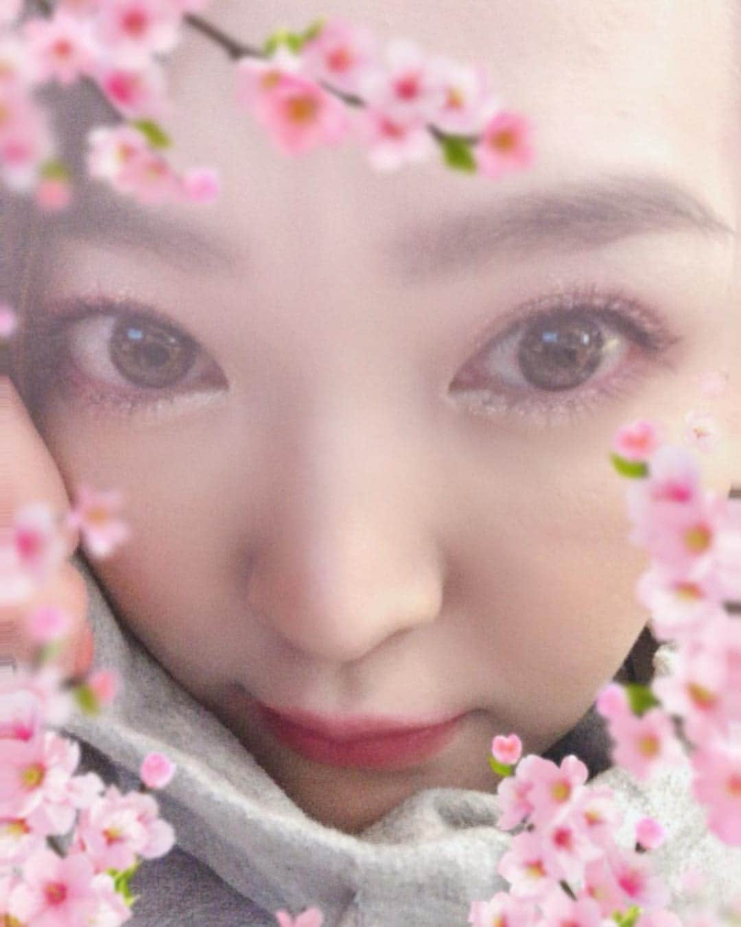 阿部桃子さんのインスタグラム写真 - (阿部桃子Instagram)「仕事中なんだけど眠すぎて思考回路ショートしてきたから雪遊び☃️ 暇か  #暇ではない #わりと忙しい #眠気との戦い #仕事します  #snow #snow遊び  #加工のバリエーションよ」4月11日 13時46分 - abemomoko_official