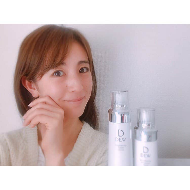 のインスタグラム：「♡ * DEW(@dew_official_jp)のスキンケア ブライトニングシリーズを使ってみて、2週間が経ちました◡̈⋆ * とろみのある化粧水のテクスチャーが大好き❤ 深呼吸して香りを感じて、大きな円を描きながら、 パームパックする時間が至福の時間🌿 * 肌にスーッと馴染んで、思わず触りたくなる♡ * いつも慌てて秋頃美白ケアを始めていたのですが、 今年は早めの美白ケアで、透明感のある肌を目指します◡̈⃝ * 紫外線が強くなる前にケアするのが、とても大事！ これからの肌が楽しみです♡ カネボウ様、ありがとうございます！ * * #DEW_PR #花嫁美容 #ブライトニング美白 #dew #美しむ #美白ケア」