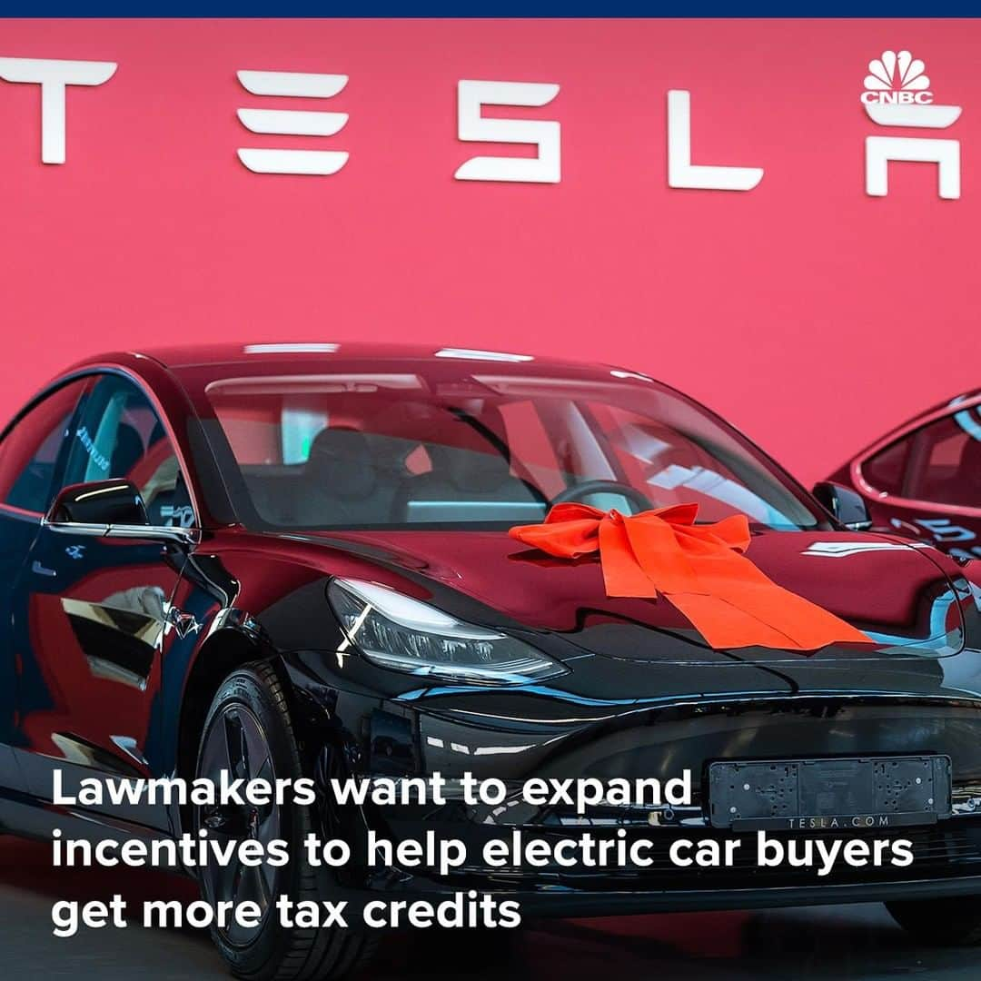 CNBCさんのインスタグラム写真 - (CNBCInstagram)「A bipartisan group of lawmakers plans to introduce a bill to expand federal tax credits for buyers of electric vehicles.⁣ ⁣ Tesla shares rose Wednesday on the news.⁣ ⁣ You can read more on the bill that could change the electric vehicle market, at the link in bio.⁣ ⁣ *⁣ *⁣ *⁣ *⁣ *⁣ *⁣ *⁣ *⁣ ⁣ #Tesla #ElectricVehicles #EV #GlobalWarming #ClimateChange #Tax #TaxCredits #Jobs #Manufacturing #TraderTalk #GeneralMotors #CNBC」4月11日 14時00分 - cnbc