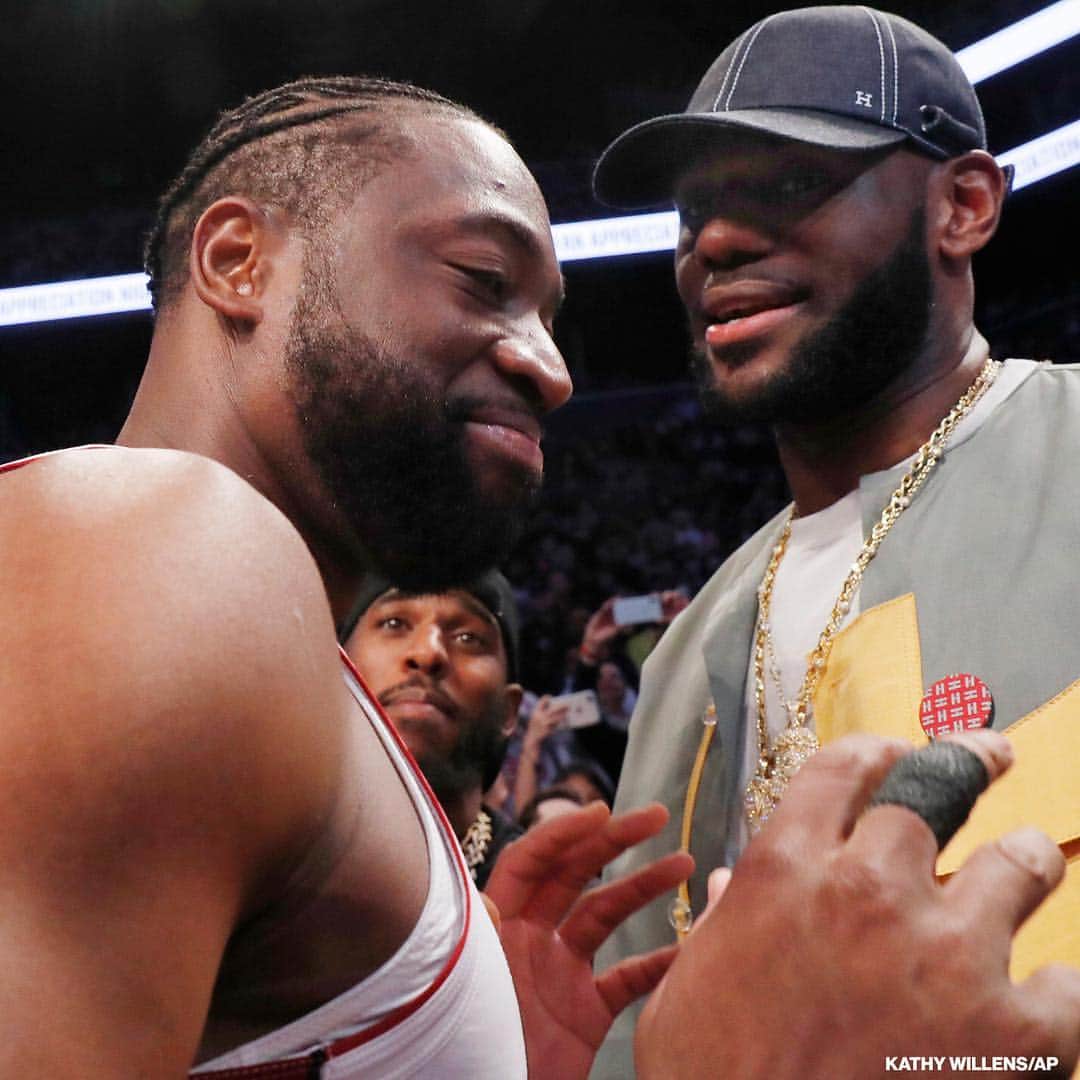 ABC Newsさんのインスタグラム写真 - (ABC NewsInstagram)「Dwyane Wade had some superstar fans on hand for his final NBA game: LeBron James, Chris Paul and Carmelo Anthony led the cheers as D-Wade capped off his career with one last triple-double. #dwyanewade #dwade #miamiheat #nba #lebronjames #chrispaul #carmeloanthony」4月11日 13時53分 - abcnews