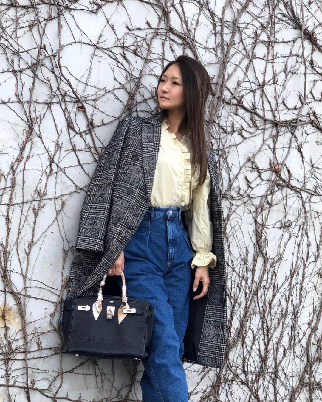 のインスタグラム：「. Hello 👋  Today’s fashion  @u_dresser . . 今日はようやく暖かくなり 家の周りの雪もほぼ溶けた❄️ . #今日のコーデ  coat @zara tops @u_dresser (大人韓国服) denim @zara bag @hermes . 日差し眩しいー😑の顔 . =============== 私のファッション記録は My record of #ootd ↓↓↓ #sayaka_fashion =============== . #大人カジュアル #韓国ブランド #zara  #zarawomen #zarafashion #ザラ #ザラジョ #ザラコーデ #ザラジョコーデ #エルメス #HERMES #バーキン #バーキン30 #大人カジュアル #デニムコーデ #デニムパンツ #デニム好き #ママコーデ #ママコーディネート #ママファッション #札幌ママ #ママリスタイル #ママリ #北海道ママ #シンプルコーデ #エルメスバーキン #エルメスバッグ」