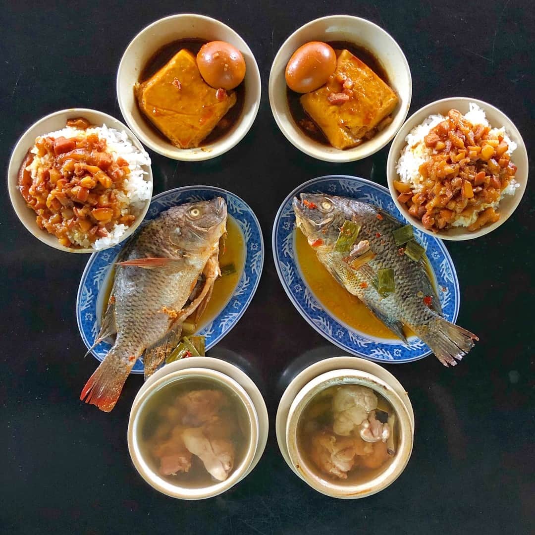 Symmetry Breakfastさんのインスタグラム写真 - (Symmetry BreakfastInstagram)「Thursday: Good Morning Taipei!! We are in the most local of restaurants for breakfast 今大滷肉飯 (Big Day Braised Pork Rice) in Sanchong district 🍚🍚🍚 So many things on the menu, a little fishy soy marinaded tofu and egg, and a deliciously light chicken, mushroom and clam soup. This place is open from 6.30am until 9pm and is non stop busy too. Special thanks to @bigpigporket for bringing us along! - - - - - - - - - - - - - - - - - - - On Saturday we are going to Taichung 台中 for a book signing and talk, I’ve got the @raretealady with me too to make cocktails and Mark to teach some dance moves 🕺🏻🕺🏻🕺🏻 More details on the Get Tickets tab on my bio page 📖 #symmetrybreakfast #thatsnotbreakfast」4月11日 14時09分 - symmetrybreakfast