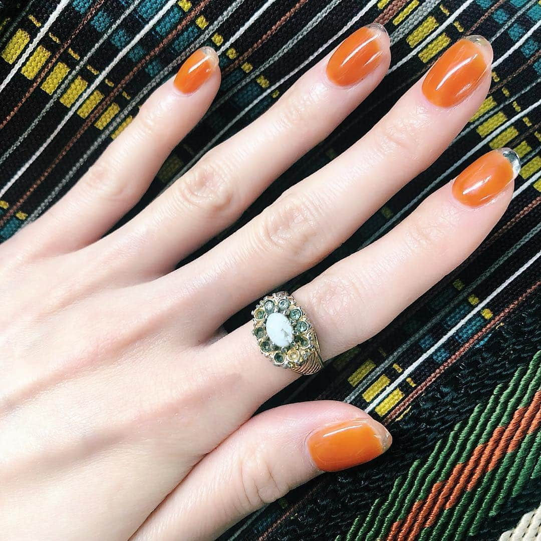 Hitoさんのインスタグラム写真 - (HitoInstagram)「. New Nail🍊  ずっとやりたかった先端クリアのデザイン。 ちゅるんとしてて、 たまにはシンプルも可愛い🤔🧡 色はこだわって絶妙なくすみオレンジに！ 久しぶりの @marni のBagとぴったり🎒 . めぐしゃんがお休みだったので、 @affinita_nail_mie さんにお願いしました🧡 お話も楽しくて癒された🙌 わたしのインスタ見た方は初回20パーオフで ご案内してくださるそうなので是非🍊 . 今日はあったかくて嬉しいな〜 今週末から帰国後の第1便入荷ラッシュ始まります！ 久しぶりの店頭楽しみだーー✨ . #nail #newnail #ひとnail」4月11日 14時04分 - hito0806