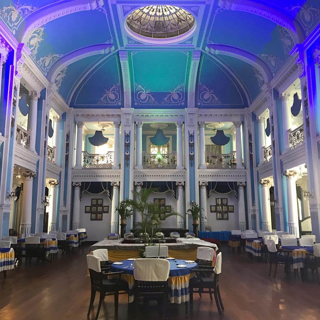 ジャンポールレスパナールのインスタグラム：「. Amazing morning light today in the breakfast room. This place is magic. Or maybe I should say @extra__ordinaire 💙」