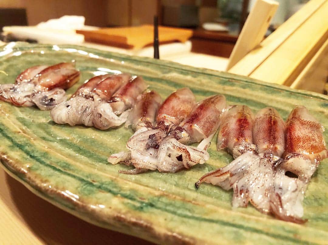 乾雅人のインスタグラム：「過日、鮨伊佐野@恵比寿 蛍烏賊、白海老キャビア載せ、百点。」