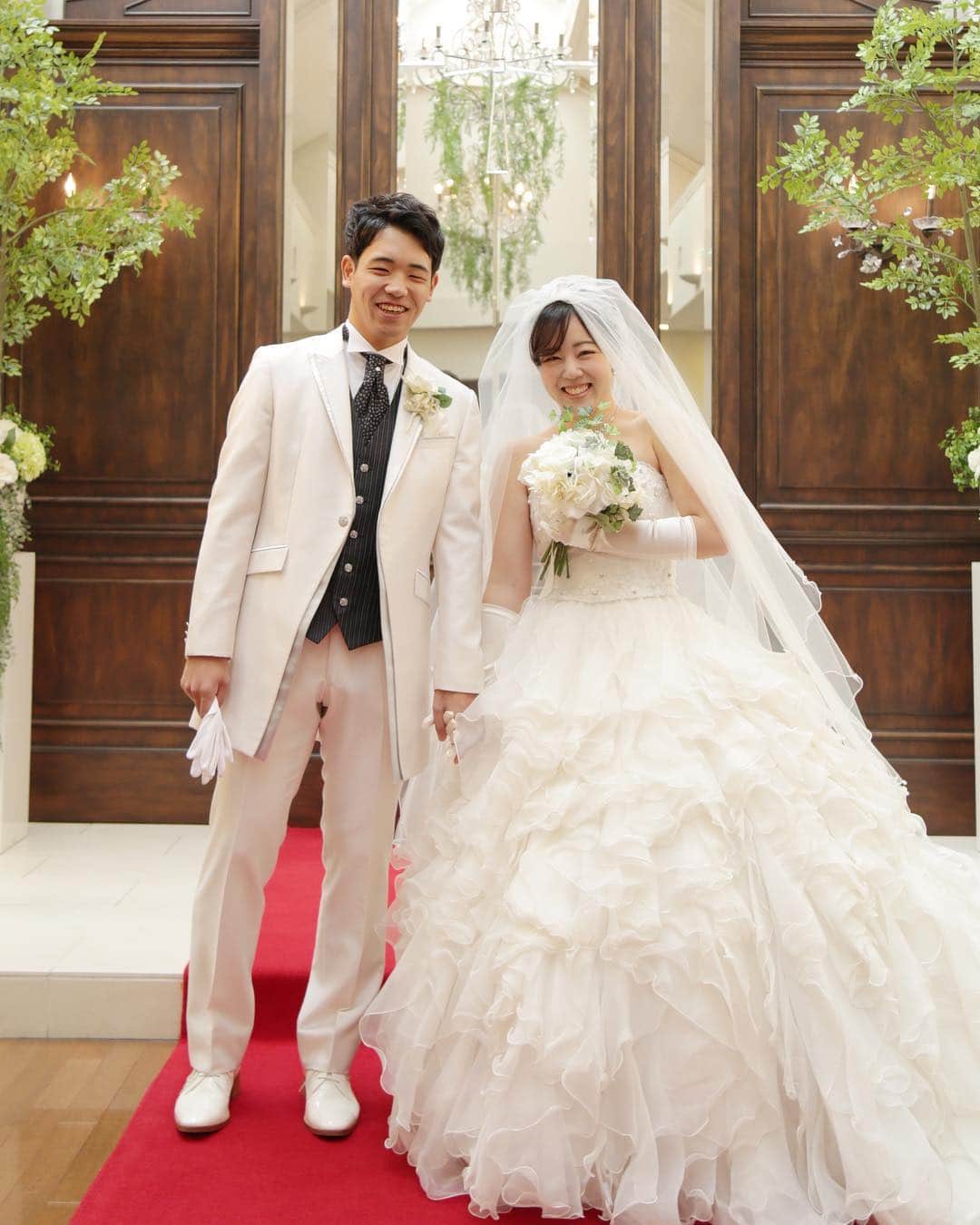 家族挙式さんのインスタグラム写真 - (家族挙式Instagram)「@kazoku_wedding をフォローして、 #家族挙式 でお写真を投稿してくださいね＊* . ------------------- 新郎新婦さまの笑顔がとっても素敵♩ ナチュラルな結婚式は大人花嫁さまに大人気･* 赤のバージンロードに純白のドレスが綺麗に映えています◎  会場名：セントアクアチャペル梅田 ------------------- . ❁テレビCM放映中 ▹▸ ”家族挙式ベスト”なら 【挙式・衣裳・美容・写真】が含まれたプランが97,200円〜叶います＊ ▽予約はTOPのリンクから❁ >>> @kazoku_wedding ------------------- #家族挙式 #ベストアニバーサリー #家族 #Family #家族婚  #bestanniversary #少人数婚 #wedding #ウェディング #結婚式#フォトウェディング #プレ花嫁 #卒花 #日本中のプレ花嫁さんと繋がりたい #花嫁 #卒花嫁 #国内挙式  #結婚式準備 #weddingtbt #プラコレ#Dressy花嫁 #2019年春婚 #2019年夏婚 #2019年秋婚#2019年冬婚 #セントアクアチャペル #洋装 #バージンロード #ウェディングドレス」4月11日 14時06分 - kazoku_wedding