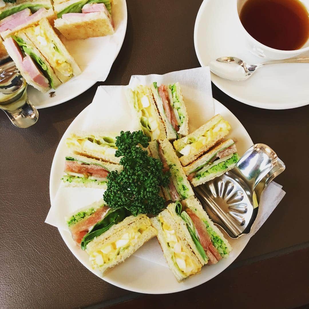 志摩有子さんのインスタグラム写真 - (志摩有子Instagram)「その由来を思い出させるウエストの端正なサンドイッチ。打ち合わせのお供にこれほど最適なものはないと思う。 玉子と野菜、白パントーストがデフォ。開店時間早々の静かな時間が好き。 #サンドイッチ #打ち合わせ」4月11日 14時24分 - ariko418