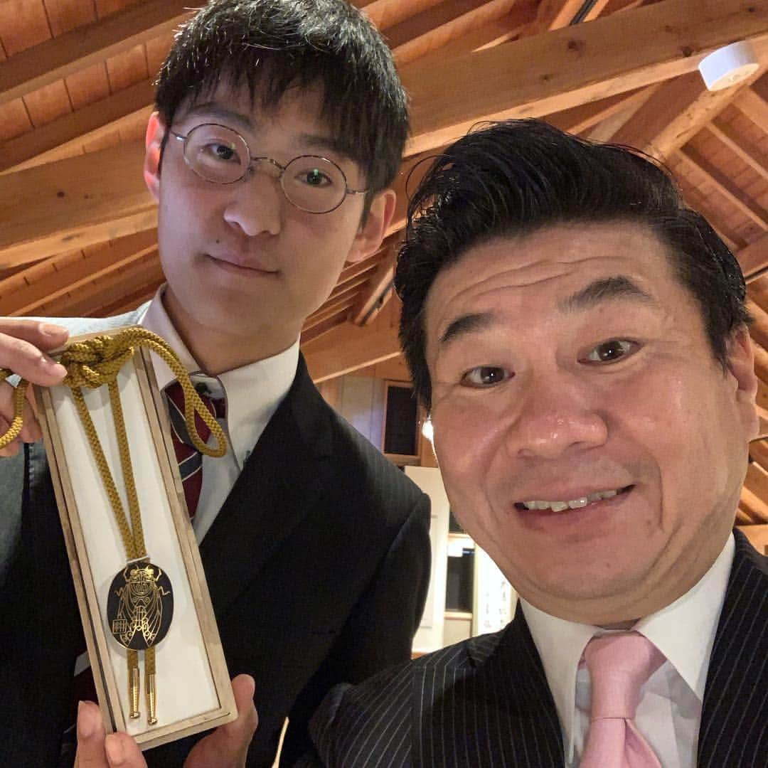 山内要さんのインスタグラム写真 - (山内要Instagram)「日本の将来は明るい〜♪ 山都町 通潤酒造 寛政蔵で、未来の人間国宝 藤川耕生さん 肥後象嵌 未来の継承者に出会いました♪ #肥後 #肥後象嵌 #山都町 #通潤酒造 #未来 #人間国宝 #匠 #匠の技 #藤川耕生 #慶徳二郎 #とっとっと #とっとっとチャンネル #YouTube とっとっとチャンネルでも 後日詳しく配信します〜♪ tottotto-k.com」4月11日 14時36分 - keitokujiro