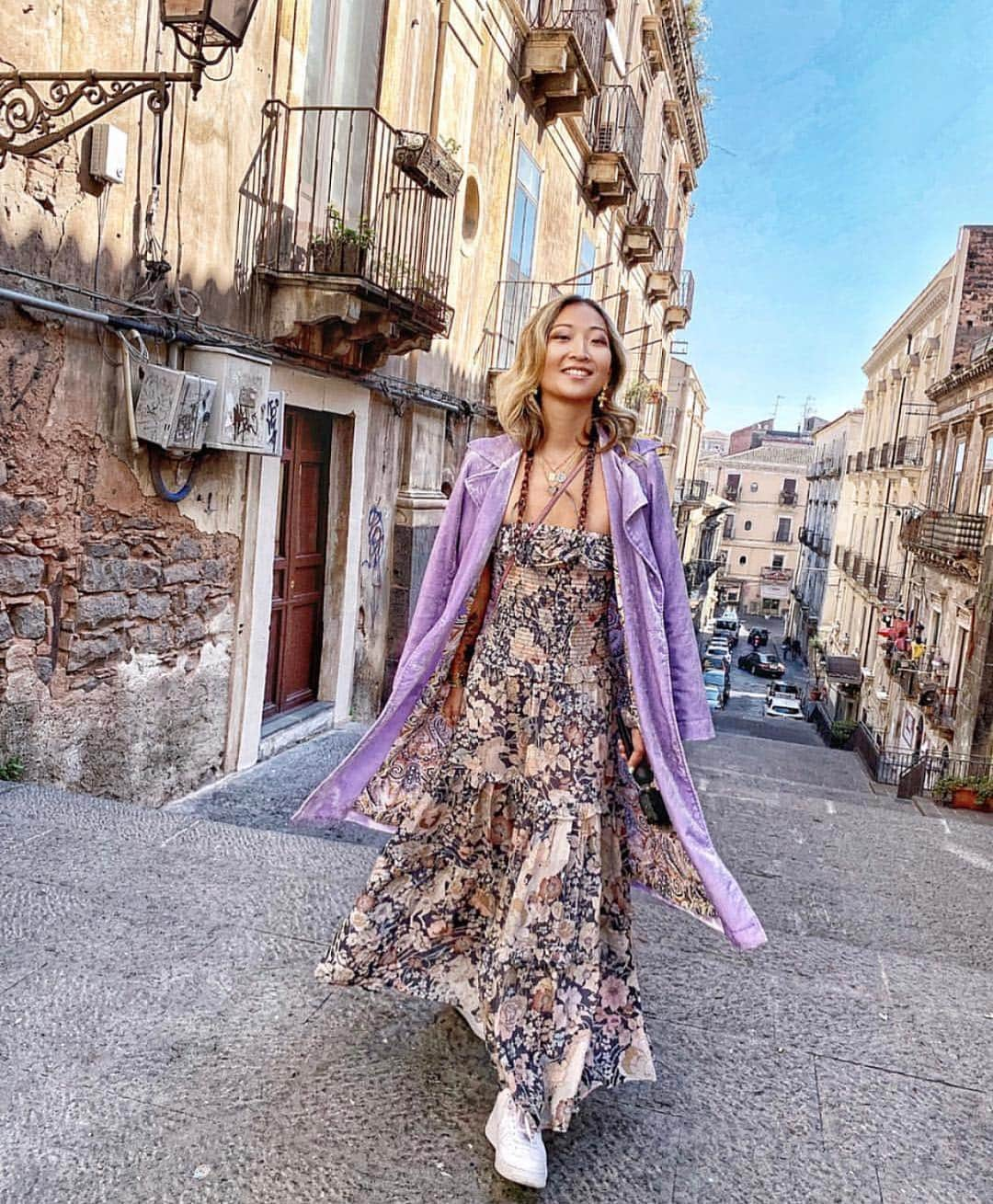 SPELLさんのインスタグラム写真 - (SPELLInstagram)「Adventurous mumma @helenchikx wandering the streets of Italy in our Amethyst Shirred Sundress 🖤 #spelltravel」4月11日 14時32分 - spell