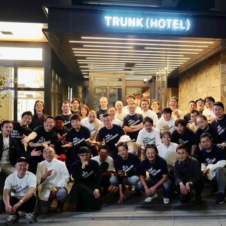 渡部建のインスタグラム：「The Chef's Gathering Vol3@ TRUNK HOTEL  主催プロデューサー本田直之さんの投稿より下記文章を拝借しました。  年に1度トップシェフ40人がジャンルを超えて一堂に集まり、垣根をぶち壊し、普段着料理でもてなし合いながら、将来の業界の進化と発展につなげようということでシェフ限定、招待制で始めたシークレットイベントの3年目。 先日発表されたAsia's 50 Best Restaurants にランクインした、世界で闘う6人のシェフのお祝いもかねて。  この日、一日限り、多分世界初と思われる、クラブ仕様にした地下の巨大バンケットキッチンが会場という、チームトランクでなければ絶対に実現できない、圧巻のセッティング。 キッチンだったおかげてシェフが生き生きして楽しそうで、目の前で繰り広げられる料理はライブ感満載。 今年も普段あり得ないような様々なシェフのコラボも生まれ、今後に繋がりそうな予感。  この会が将来の日本の料理界にプラスに成ることを祈って  DJ  FPM 田中 Speciql Thanks  Dom Perignon サンペレグリノ・アクアパンナ Supported by TRUNK (HOTEL) Produced by Naoyuki Honda --- 傳 Zaiyu Hasegawa フロリレージュ 川手 寛康 ラシーム 高田裕介  ラ メゾン ドゥ ラ ナチュール ゴウ 福山 剛 (Goh Fukuyama) 茶禅華 智也川田 Sugalabo　 須賀 洋介 (Yosuke Suga) 天ぷらくすのき 楠 忠師 (Tadashi Kusunoki) よろにく Vanne Kuwahara よろにく 早川 剛 (Go Hayakawa) 御料理宮坂 宮坂 展央 (Nobuhisa Miyasaka) はっこく 佐藤 博之 星のや東京 浜田統之 マルゴットエバッチャーレ 加山 賢太 サローネ 樋口 敬洋 (Takahiro Higuchi) ODE 生井 祐介 (Yusuke Namai) ラ・ブリアンツァ　奥野 義幸 The Burn 米澤 文雄 鰻はし本 橋本 正平 (橋本正平) Tacubo 田窪大祐 キュイジーヌ[s] ミッシェル・トロワグロ Guillaume Bracaval キュイジーヌ[s] ミッシェル・トロワグロ Michele Abbatemarco Pages (Paris)Ryuji Teshima 初音鮨 中治 勝 INUA トーマス・フレベル 七鳥目 川名直樹 一凜 斉藤 宏文 長谷川稔　長谷川稔 羊サンライズ 関澤波留人 日本料理たかむら 高村 宏樹 Sola Factory 吉武 広樹 片折 片折卓矢 すし処めくみ 山口尚亨 鮨唐島 唐島裕 山崎 山崎 志朗 恵比寿えんどう Norihito Endo 鮨あらい　新井 祐一 (Yuichi Arai) 田中 知之 DJ 大橋 直誉 (Naotaka Ohashi) Drink Director  齋藤 隆一 (Ryuichi Saitoh) TRUNK(BAR) mixologist 松本 日出彦 (Hidehiko Matsumoto) 松本酒造 黒木 信作 (Shinsaku Kuroki) 黒木本店 Ukyo Okada Photo 富田 直樹 Movie 中村 孝則 Best 50 Chairman 大類 知樹 (Tomoki Oorui) Dining Out 渡部 建 浜田 岳文 (Takefumi Hamada) Yasu Aota Hisao Koga TRUNK HOTEL Aya Kominami TRUNK HOTEL Yoshitaka Nojiri TRUNK HOTEL 本田直之 Producer  #thechefsgathering #asias50bestrestaurants #trunkhotel #domperignon  #Sanpellegrino #tabelog」
