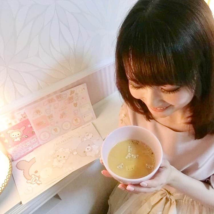 浅井麻里さんのインスタグラム写真 - (浅井麻里Instagram)「🐻🐻﻿ ﻿ スープの中に、リラックマのキャラフル❤️﻿ @bandaicandy﻿ ﻿ 今こんな可愛いふりかけあるんだね🎵﻿ 料理に振りかけるだけで簡単🎵👍﻿ ﻿ お魚のすり身で出来た乾燥キャラチップなの🐟﻿ カルシウム入ってるし、﻿ 薄味で料理の味を邪魔しないから﻿ サラダとかご飯とかいろんなものにかけられる💕﻿ 特にお子さんは、﻿ こういう可愛いご飯嬉しいよねー💕😋﻿ ﻿ リラックマやコリラックマのシールも可愛い❤️🐻﻿ ジャンボシールダス リラックマ～ふんわりだららん～﻿ っていうシリーズなんだって✨﻿ シールダス、小さい頃ガチャガチャやってた！﻿ 久々にやってみたくなった💕(*´꒳`*)﻿ ﻿ ﻿ #キャラフル#キャラフルごはん#リラックマ#コリラックマ#シール#バンダイ#キャラ弁#スープ#カルシウム#ふりかけ#キャラクター#りらっくま#character#soup」4月11日 14時45分 - mari_asai_625