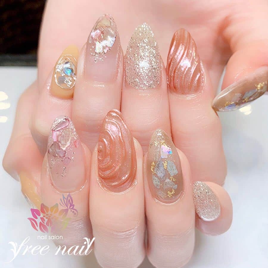 free nail フリーネイルのインスタグラム：「. お客様ネイル💅🏻🐝✨ . シェルニュアンスネイル🐚✨ . キラキラのお手元に🧡💛✨ . ご来店ありがとうございました🙇🏻‍♀️🙇🏻‍♀️🙇🏻‍♀️💗 . #ネイル #フリーネイル #ネイルアート #ジェルネイル #ネイルサロン #大阪ネイルサロン #ネイルデザイン #ネイルチェンジ #ニュアンスネイル #シェルネイル #うねうねネイル #ミラーネイル #ラメネイル #シルバーネイル #オレンジネイル #デザインネイル #シンプルネイル #トレンドネイル #大人ネイル #春ネイル #スプリングネイル #美甲 #日式美甲 #springnails #nailsart #nailsalon #nailsdid #newnails #newnail #freenail」