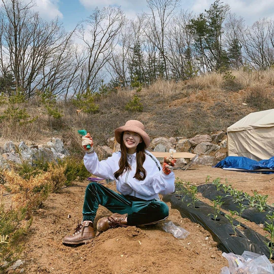 ハヌルさんのインスタグラム写真 - (ハヌルInstagram)「#하늘포레스트 👩🏻‍🌾 1화 찍었어요👏🏻👏🏻 역시 아빠가하니까 후딱후딱 지어져용ㅋㅋ」4月11日 14時41分 - haneulina