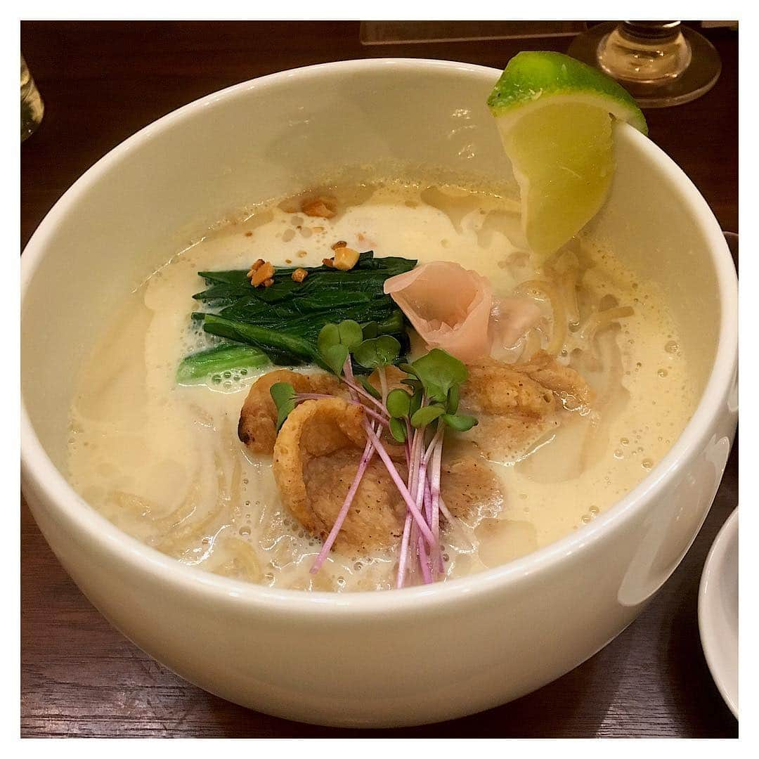 渡邉ひかるのインスタグラム：「noodle stand tokyo @原宿 COCONUT味噌ラーメン 1100円 スムージー 250円 ・ ・ ・ ・ ・ 原宿駅竹下口から出て、信号を渡り左手に真っ直ぐ歩いて行くと、右手側に見える隠れ家的なラーメン屋。 下に降り地下にあるお店は、ドア越しでも中の様子が伺えるので混み具合を確認して食券を買うことができる。 この日は夕方帯でしたが、お店も満席で食券を買って待つことに。 何にしようか悩みましたが、ここは王道から少し外れて初めて見た〝COCONUT味噌ラーメン〟を頼むことに。 普通のパターンと、ヴィーガン(動物性のものを使用しない)とありましたが、ヴィーガンを選びました。 内装はラーメン屋さんというよりはお洒落なカフェを連想させる雰囲気。 そして、圧倒的に女性の比率が高い！ なんだか、インスタ映えしそうな感じもする…！笑 着席すると、ラーメンの前に頼んでいたスムージーが先に。 そして、待っていると、10分程で着丼。 おぉ！お洒落…！ 最近食べてきたラーメンには無い見た目のアジアン感！ ほうれん草、かいわれ、カシューナッツ、ガリ、ライム等。 お肉のようなものが載っているのですが、大豆を潰したものだとか。 食感お肉なのに、凄い！ 糖質オフ麺は39パーセント糖質カットで健康を気にしてる方にも◯。 スープはクリーミーなのですが、重たくなくココナッツの香りに味噌のコクが良い感じ。 エクストラバージンココナッツオイルが使われているんだって！ ガリやライムの香りが爽やかさをプラスして、新たな良いマッチが心地良い。 新感覚のラーメン。 ラーメン食べたいけど、ダイエットもしたいし…という女性にもお勧めなラーメンぜひ、お友達と行ってみてください♪ 金曜日限定のヴィーガン担々麺も気になるなぁ…。 おつまみセットもボリュームたっぷりで美味しいので、食後におつまみセットを摘みながらお酒を飲んでみるのもおススメです♪ ・ ・ ・ ・ ・ ・ 営業時間⏰ 11:00-16:00 18:00-21:00 土日祝 11:00-21:00 ・ 定休日💤 不定休 ・ ・ ・ ・ #noodlestandtokyo #東京 #原宿 #らーめん #ラーメン大好き渡邉さん #ラーメン #渡邉ひかる #ひかるの食卓 #拉麺 #ラーメン女子 #麺スタグラム #ラーメン部 #ラーメンインスタグラマー #COCONUT味噌ラーメン #ヴィーガン #糖質オフ麺 #ramen #noodle #noodles #japanesefood #ramennoodles #foodstagram #tokyo #harajuku #coconutmiso」