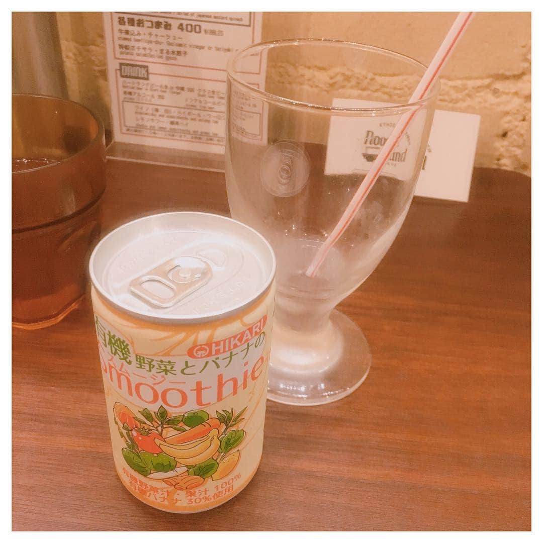 渡邉ひかるさんのインスタグラム写真 - (渡邉ひかるInstagram)「noodle stand tokyo @原宿 COCONUT味噌ラーメン 1100円 スムージー 250円 ・ ・ ・ ・ ・ 原宿駅竹下口から出て、信号を渡り左手に真っ直ぐ歩いて行くと、右手側に見える隠れ家的なラーメン屋。 下に降り地下にあるお店は、ドア越しでも中の様子が伺えるので混み具合を確認して食券を買うことができる。 この日は夕方帯でしたが、お店も満席で食券を買って待つことに。 何にしようか悩みましたが、ここは王道から少し外れて初めて見た〝COCONUT味噌ラーメン〟を頼むことに。 普通のパターンと、ヴィーガン(動物性のものを使用しない)とありましたが、ヴィーガンを選びました。 内装はラーメン屋さんというよりはお洒落なカフェを連想させる雰囲気。 そして、圧倒的に女性の比率が高い！ なんだか、インスタ映えしそうな感じもする…！笑 着席すると、ラーメンの前に頼んでいたスムージーが先に。 そして、待っていると、10分程で着丼。 おぉ！お洒落…！ 最近食べてきたラーメンには無い見た目のアジアン感！ ほうれん草、かいわれ、カシューナッツ、ガリ、ライム等。 お肉のようなものが載っているのですが、大豆を潰したものだとか。 食感お肉なのに、凄い！ 糖質オフ麺は39パーセント糖質カットで健康を気にしてる方にも◯。 スープはクリーミーなのですが、重たくなくココナッツの香りに味噌のコクが良い感じ。 エクストラバージンココナッツオイルが使われているんだって！ ガリやライムの香りが爽やかさをプラスして、新たな良いマッチが心地良い。 新感覚のラーメン。 ラーメン食べたいけど、ダイエットもしたいし…という女性にもお勧めなラーメンぜひ、お友達と行ってみてください♪ 金曜日限定のヴィーガン担々麺も気になるなぁ…。 おつまみセットもボリュームたっぷりで美味しいので、食後におつまみセットを摘みながらお酒を飲んでみるのもおススメです♪ ・ ・ ・ ・ ・ ・ 営業時間⏰ 11:00-16:00 18:00-21:00 土日祝 11:00-21:00 ・ 定休日💤 不定休 ・ ・ ・ ・ #noodlestandtokyo #東京 #原宿 #らーめん #ラーメン大好き渡邉さん #ラーメン #渡邉ひかる #ひかるの食卓 #拉麺 #ラーメン女子 #麺スタグラム #ラーメン部 #ラーメンインスタグラマー #COCONUT味噌ラーメン #ヴィーガン #糖質オフ麺 #ramen #noodle #noodles #japanesefood #ramennoodles #foodstagram #tokyo #harajuku #coconutmiso」4月11日 14時54分 - ramenwatanabe0215