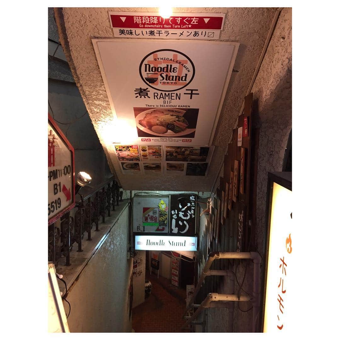 渡邉ひかるさんのインスタグラム写真 - (渡邉ひかるInstagram)「noodle stand tokyo @原宿 COCONUT味噌ラーメン 1100円 スムージー 250円 ・ ・ ・ ・ ・ 原宿駅竹下口から出て、信号を渡り左手に真っ直ぐ歩いて行くと、右手側に見える隠れ家的なラーメン屋。 下に降り地下にあるお店は、ドア越しでも中の様子が伺えるので混み具合を確認して食券を買うことができる。 この日は夕方帯でしたが、お店も満席で食券を買って待つことに。 何にしようか悩みましたが、ここは王道から少し外れて初めて見た〝COCONUT味噌ラーメン〟を頼むことに。 普通のパターンと、ヴィーガン(動物性のものを使用しない)とありましたが、ヴィーガンを選びました。 内装はラーメン屋さんというよりはお洒落なカフェを連想させる雰囲気。 そして、圧倒的に女性の比率が高い！ なんだか、インスタ映えしそうな感じもする…！笑 着席すると、ラーメンの前に頼んでいたスムージーが先に。 そして、待っていると、10分程で着丼。 おぉ！お洒落…！ 最近食べてきたラーメンには無い見た目のアジアン感！ ほうれん草、かいわれ、カシューナッツ、ガリ、ライム等。 お肉のようなものが載っているのですが、大豆を潰したものだとか。 食感お肉なのに、凄い！ 糖質オフ麺は39パーセント糖質カットで健康を気にしてる方にも◯。 スープはクリーミーなのですが、重たくなくココナッツの香りに味噌のコクが良い感じ。 エクストラバージンココナッツオイルが使われているんだって！ ガリやライムの香りが爽やかさをプラスして、新たな良いマッチが心地良い。 新感覚のラーメン。 ラーメン食べたいけど、ダイエットもしたいし…という女性にもお勧めなラーメンぜひ、お友達と行ってみてください♪ 金曜日限定のヴィーガン担々麺も気になるなぁ…。 おつまみセットもボリュームたっぷりで美味しいので、食後におつまみセットを摘みながらお酒を飲んでみるのもおススメです♪ ・ ・ ・ ・ ・ ・ 営業時間⏰ 11:00-16:00 18:00-21:00 土日祝 11:00-21:00 ・ 定休日💤 不定休 ・ ・ ・ ・ #noodlestandtokyo #東京 #原宿 #らーめん #ラーメン大好き渡邉さん #ラーメン #渡邉ひかる #ひかるの食卓 #拉麺 #ラーメン女子 #麺スタグラム #ラーメン部 #ラーメンインスタグラマー #COCONUT味噌ラーメン #ヴィーガン #糖質オフ麺 #ramen #noodle #noodles #japanesefood #ramennoodles #foodstagram #tokyo #harajuku #coconutmiso」4月11日 14時54分 - ramenwatanabe0215