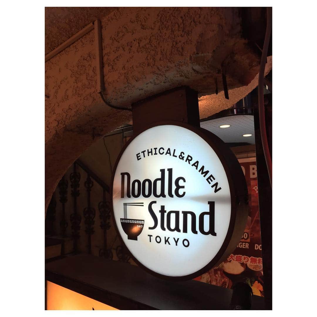 渡邉ひかるさんのインスタグラム写真 - (渡邉ひかるInstagram)「noodle stand tokyo @原宿 COCONUT味噌ラーメン 1100円 スムージー 250円 ・ ・ ・ ・ ・ 原宿駅竹下口から出て、信号を渡り左手に真っ直ぐ歩いて行くと、右手側に見える隠れ家的なラーメン屋。 下に降り地下にあるお店は、ドア越しでも中の様子が伺えるので混み具合を確認して食券を買うことができる。 この日は夕方帯でしたが、お店も満席で食券を買って待つことに。 何にしようか悩みましたが、ここは王道から少し外れて初めて見た〝COCONUT味噌ラーメン〟を頼むことに。 普通のパターンと、ヴィーガン(動物性のものを使用しない)とありましたが、ヴィーガンを選びました。 内装はラーメン屋さんというよりはお洒落なカフェを連想させる雰囲気。 そして、圧倒的に女性の比率が高い！ なんだか、インスタ映えしそうな感じもする…！笑 着席すると、ラーメンの前に頼んでいたスムージーが先に。 そして、待っていると、10分程で着丼。 おぉ！お洒落…！ 最近食べてきたラーメンには無い見た目のアジアン感！ ほうれん草、かいわれ、カシューナッツ、ガリ、ライム等。 お肉のようなものが載っているのですが、大豆を潰したものだとか。 食感お肉なのに、凄い！ 糖質オフ麺は39パーセント糖質カットで健康を気にしてる方にも◯。 スープはクリーミーなのですが、重たくなくココナッツの香りに味噌のコクが良い感じ。 エクストラバージンココナッツオイルが使われているんだって！ ガリやライムの香りが爽やかさをプラスして、新たな良いマッチが心地良い。 新感覚のラーメン。 ラーメン食べたいけど、ダイエットもしたいし…という女性にもお勧めなラーメンぜひ、お友達と行ってみてください♪ 金曜日限定のヴィーガン担々麺も気になるなぁ…。 おつまみセットもボリュームたっぷりで美味しいので、食後におつまみセットを摘みながらお酒を飲んでみるのもおススメです♪ ・ ・ ・ ・ ・ ・ 営業時間⏰ 11:00-16:00 18:00-21:00 土日祝 11:00-21:00 ・ 定休日💤 不定休 ・ ・ ・ ・ #noodlestandtokyo #東京 #原宿 #らーめん #ラーメン大好き渡邉さん #ラーメン #渡邉ひかる #ひかるの食卓 #拉麺 #ラーメン女子 #麺スタグラム #ラーメン部 #ラーメンインスタグラマー #COCONUT味噌ラーメン #ヴィーガン #糖質オフ麺 #ramen #noodle #noodles #japanesefood #ramennoodles #foodstagram #tokyo #harajuku #coconutmiso」4月11日 14時54分 - ramenwatanabe0215