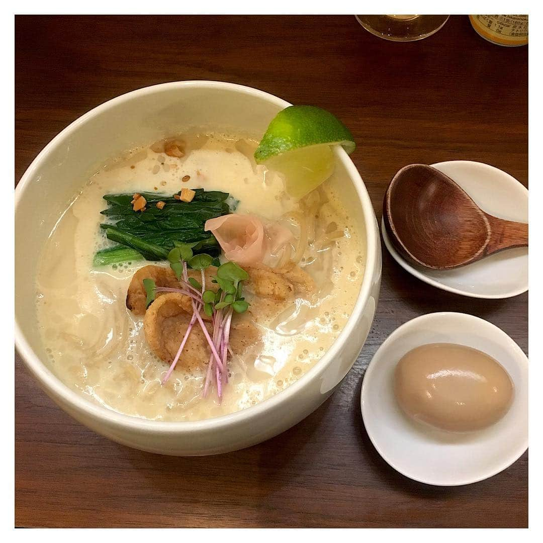 渡邉ひかるさんのインスタグラム写真 - (渡邉ひかるInstagram)「noodle stand tokyo @原宿 COCONUT味噌ラーメン 1100円 スムージー 250円 ・ ・ ・ ・ ・ 原宿駅竹下口から出て、信号を渡り左手に真っ直ぐ歩いて行くと、右手側に見える隠れ家的なラーメン屋。 下に降り地下にあるお店は、ドア越しでも中の様子が伺えるので混み具合を確認して食券を買うことができる。 この日は夕方帯でしたが、お店も満席で食券を買って待つことに。 何にしようか悩みましたが、ここは王道から少し外れて初めて見た〝COCONUT味噌ラーメン〟を頼むことに。 普通のパターンと、ヴィーガン(動物性のものを使用しない)とありましたが、ヴィーガンを選びました。 内装はラーメン屋さんというよりはお洒落なカフェを連想させる雰囲気。 そして、圧倒的に女性の比率が高い！ なんだか、インスタ映えしそうな感じもする…！笑 着席すると、ラーメンの前に頼んでいたスムージーが先に。 そして、待っていると、10分程で着丼。 おぉ！お洒落…！ 最近食べてきたラーメンには無い見た目のアジアン感！ ほうれん草、かいわれ、カシューナッツ、ガリ、ライム等。 お肉のようなものが載っているのですが、大豆を潰したものだとか。 食感お肉なのに、凄い！ 糖質オフ麺は39パーセント糖質カットで健康を気にしてる方にも◯。 スープはクリーミーなのですが、重たくなくココナッツの香りに味噌のコクが良い感じ。 エクストラバージンココナッツオイルが使われているんだって！ ガリやライムの香りが爽やかさをプラスして、新たな良いマッチが心地良い。 新感覚のラーメン。 ラーメン食べたいけど、ダイエットもしたいし…という女性にもお勧めなラーメンぜひ、お友達と行ってみてください♪ 金曜日限定のヴィーガン担々麺も気になるなぁ…。 おつまみセットもボリュームたっぷりで美味しいので、食後におつまみセットを摘みながらお酒を飲んでみるのもおススメです♪ ・ ・ ・ ・ ・ ・ 営業時間⏰ 11:00-16:00 18:00-21:00 土日祝 11:00-21:00 ・ 定休日💤 不定休 ・ ・ ・ ・ #noodlestandtokyo #東京 #原宿 #らーめん #ラーメン大好き渡邉さん #ラーメン #渡邉ひかる #ひかるの食卓 #拉麺 #ラーメン女子 #麺スタグラム #ラーメン部 #ラーメンインスタグラマー #COCONUT味噌ラーメン #ヴィーガン #糖質オフ麺 #ramen #noodle #noodles #japanesefood #ramennoodles #foodstagram #tokyo #harajuku #coconutmiso」4月11日 14時54分 - ramenwatanabe0215