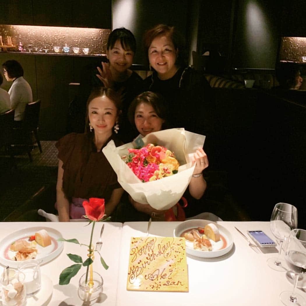 上田祥子さんのインスタグラム写真 - (上田祥子Instagram)「先日、峠会、峠さんのお誕生日お祝い🎉 マチュアで本当に素敵な女性。いつもありがとうございます✨この会はとにかく楽しい😊 #峠亜紀 さんおめでとうございます うっとり美しい花束はさすがの #神崎恵 ちゃんセレクト #小内衣子 さんずっとお世話になりっぱなし #ドラちゃんアイテムもコスメもありがとうございます #皆さま感謝」4月11日 15時02分 - uedasachikoinsta