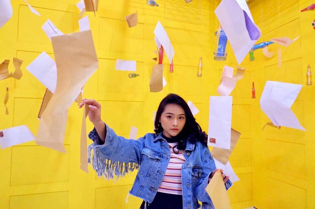 ロナ・アングラエニのインスタグラム：「Siapa yang dulu waktu kecil suka surat2an di kelas? Terus ketauan guru.. kalo gak disita, ya disuruh bacain depan kelas.. 🤪😂🤣 . . #ussarcade」