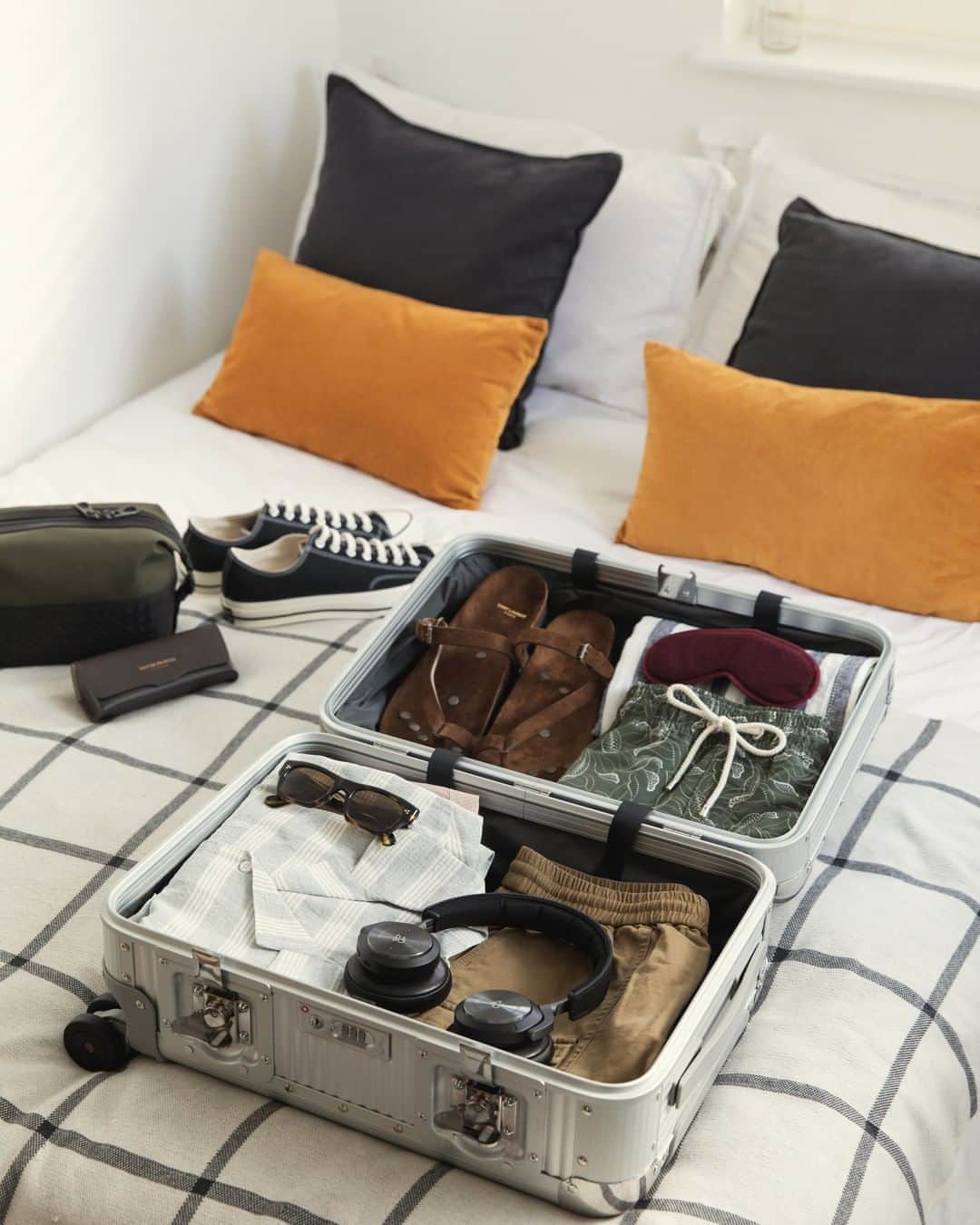 MR PORTERのインスタグラム：「Prepping for a spring break can present some sartorial challenges. Unless you want to take everything but the kitchen sink, some strategic packing is required to save your precious check-in kilos for holiday knick-knacks for the folks at home. ✈️⁣ -⁣ Head to the link in bio for a concise list of hard-working travel essentials that will help take the weight out of your spring packing list. #MRPORTER」