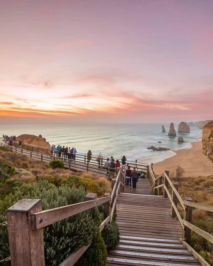 Australiaさんのインスタグラム写真 - (AustraliaInstagram)「Come on down for tonight’s #sunset viewing! 👣 According to @stef_travelphotography: “@visit12apostles is one of the best spots to watch the sunset on @visitgreatoceanroad, still my favourite trip close to Melbourne.” A four-hour scenic drive from @visitmelbourne, this famous spot really is a must-see when doing the #GreatOceanRoad, especially when the sky changes colours at dusk and dawn. TIP: book a tour with @aatkings or @bunyiptours so you don’t have to worry about driving; some of their tour options also include an overnight in #Lorne and @visitgeelongbellarine along the way, so you can explore even more of the region.  #seeaustralia #visitvictoria #thegreatoutdoors #12apostles #travel」4月11日 15時00分 - australia