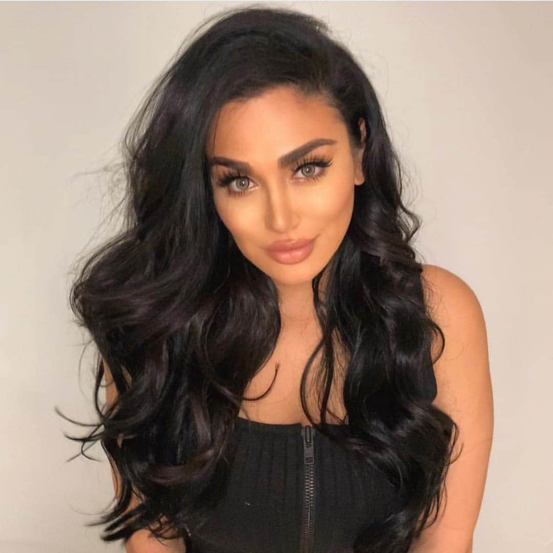 Huda Kattanさんのインスタグラム写真 - (Huda KattanInstagram)「So HAPPY to be backkkkk in Dubai 💃🏻💃🏻 Repost @huda  Launching something new....can you guys guess what it is? thank you @hairinel for this bomb blow dry & @leylamilani for the amazing hair extensions」4月11日 15時10分 - hudabeauty