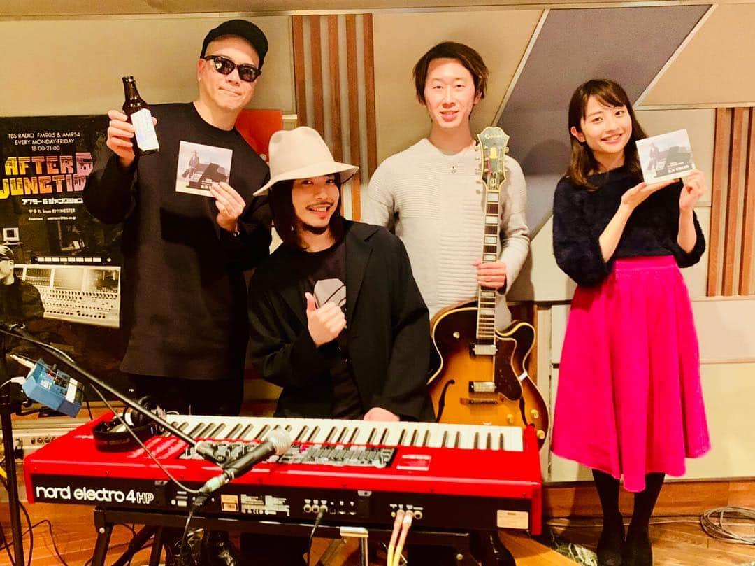 YoYoさんのインスタグラム写真 - (YoYoInstagram)「昨夜はTBSラジオ「アフター6ジャンクション」へ、生ゲスト&生演奏出演。 YoYo the "Pianoman" with(Gt)皆川太一、4曲も演奏したスタジオライブ！  初Duo当日合わせのフレッシュな演奏でオリジナルからスタンダードまで。  東京生まれHipHop育ちの自分としては、大変にドキドキするシュチュエーション。(°▽°) 宇多丸師匠、日比さんありがとうございました！  その内容とは・・・ 本日の24:00くらいまでradikoタイムフリーで聴けるようです！是非お聴きください！  あっという間にYoYo the "Pianoman" 『O.G Swing』リリース記念ライブツアー東京公演は2日後！！ 4/13、SOMETIME吉祥寺、いよいよあのレトロ空間へ、スウィングの時代へタイムスリップ！！楽しみましょう！！ #utamaru #tbs954 #yoyothepianoman #taichiminagawa」4月11日 15時06分 - yoyo_soffet