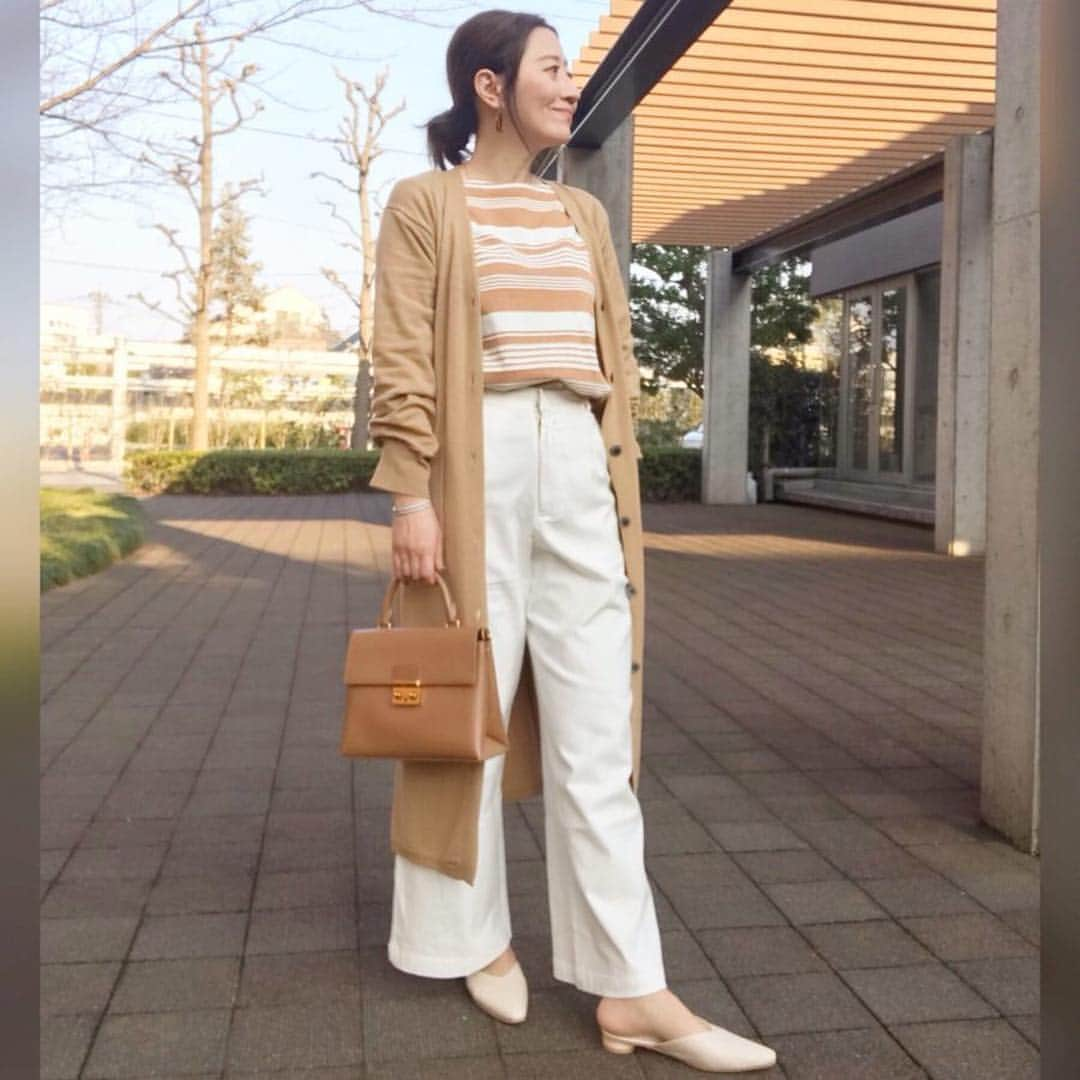 narusyaさんのインスタグラム写真 - (narusyaInstagram)「#Repost @moncabitata ・・・ Today's coordinate❤️ * 足元からも春〜🌸 #フラットミュール * パンプスより軽さを出したいけど、サンダルだとまだ早いしなぁっていう時に便利なバブージュ👍🏻👍🏻👍🏻 * 税込2990円でめちゃプチプラ😍👌🏻 * 私は黒とアイボリーをイロチゲット❤️ * キャメルやピンクベージュもあるよ🙆🏻‍♀️ * サークルヒールもシンプルなだけじゃない感あって良き💯 * その他、コットンニットのロングカーデ、ボーダートップスは近日発売品🆕 * カーデは、ドロップショルダーで袖もゆったり🎶サイドスリット入りが嬉しい👍🏻 *  トップスは、しっかりコットンの厚手生地で着心地抜群❗️ベージュのボーダー今年っぽい🧡すっごく良い生地感でハイクオリティなのにプチプラ🙌🏻 *  洋服&靴⇨ @moncabinet_official  #moncabinet *  バッグ⇨ @hennesvaror *  #今日のコーデ#セレクトショップ #ベージュボーダー#ロングカーディガン  #白パンツコーデ #白パンツ  #ホワイトコーデ#ベージュコーデ #綺麗めコーデ#大人カジュアル #ヘアアレンジ#ボブ #ゆる団子#メッシーバン」4月11日 15時09分 - narusya_tokyo